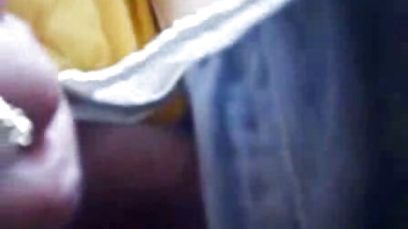 పెద్ద చిట్కాలు మరియు చక్కటి రౌండ్ గాడిదతో సెక్సీ నల్లటి జుట్టు గల స్త్రీని ఇబ్బంది పెడుతోంది