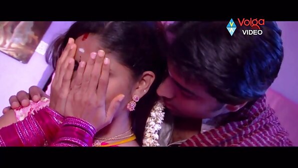 గుండు పుస్సీ ఉన్న కింకీ అందగత్తె వెనుక నుండి ఇబ్బంది పడుతోంది