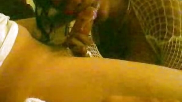 సహజమైన చిన్న వక్షోజాలతో ఉన్న పసికందు తన వేళ్ళతో ఆమె చీలికను ఆటపట్టిస్తోంది