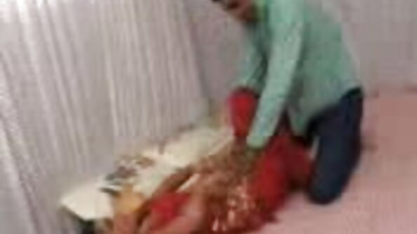 బస్టీ నిమ్ఫో నవ్వుతూ నేలపై చొచ్చుకుపోతోంది